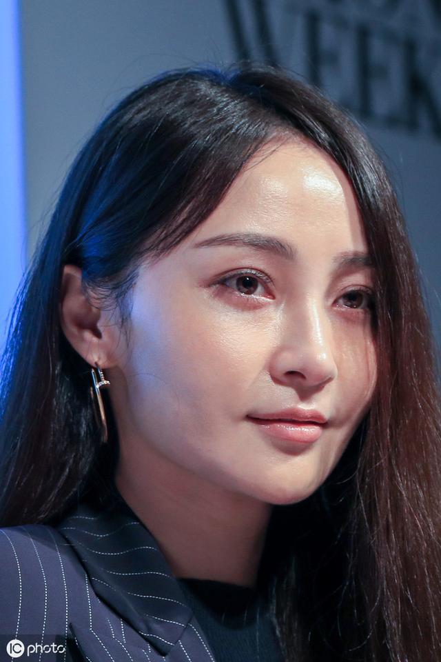 今日姚笛被拍到穿着十分休闲宽松,全部素颜,在某饭店出来之后有一位