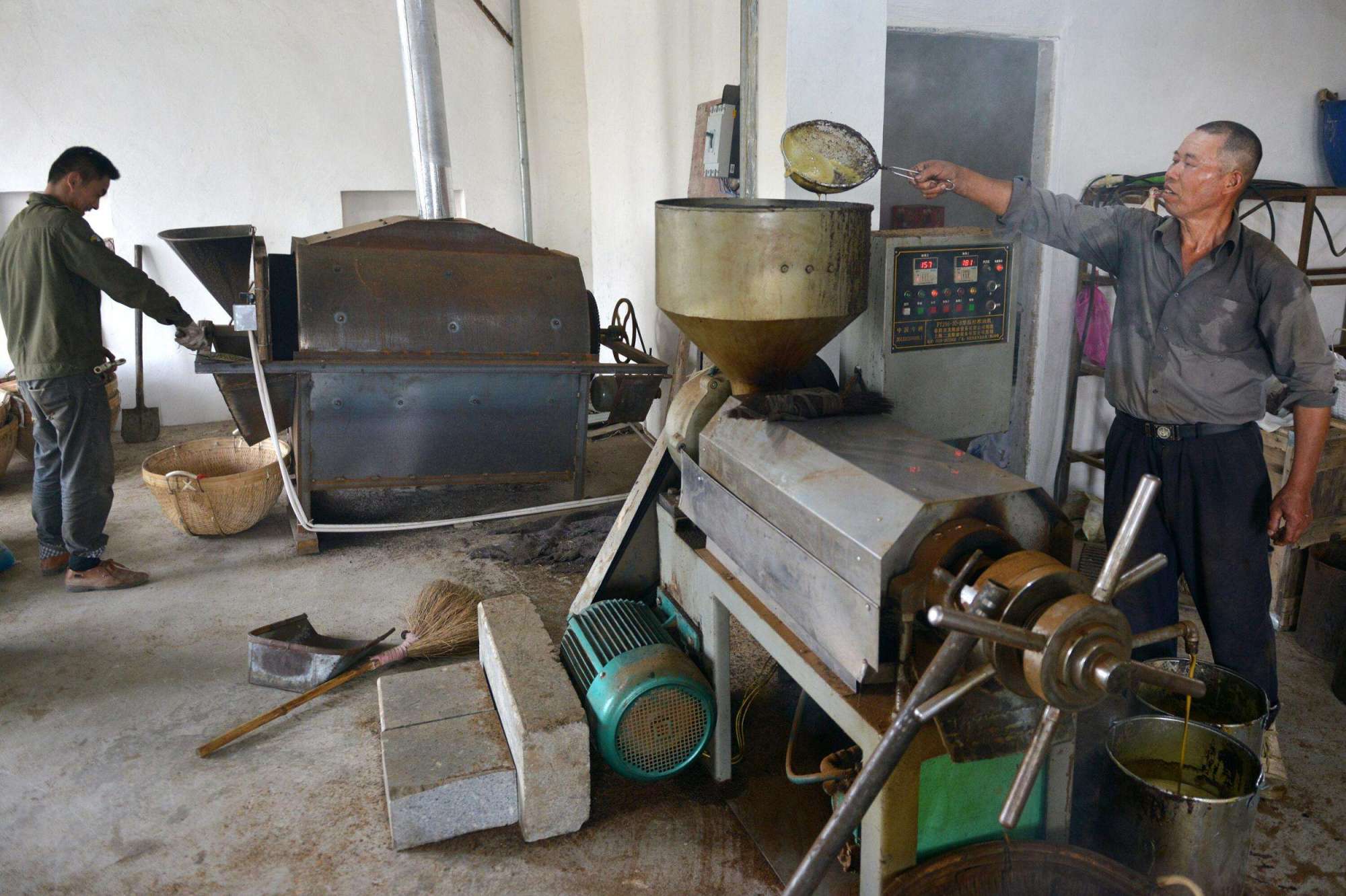 农村油坊榨油不要钱,却要把油渣留下来,这是咋回事?