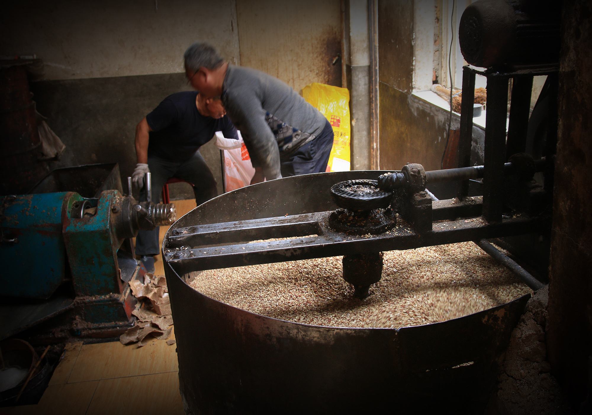 农村油坊榨油不要钱,却要把油渣留下来,这是咋回事?