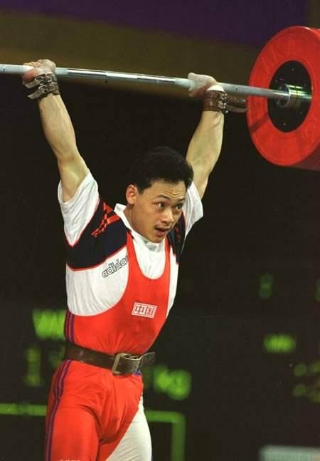 中国举重第一个连续两届奥运会夺得冠军的运动员,占旭刚