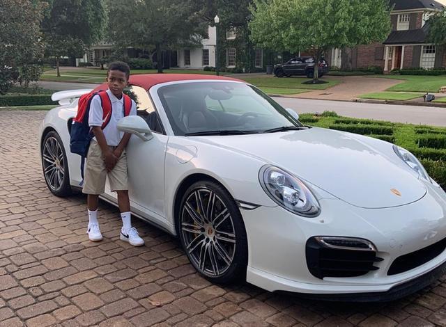 火箭的鞋王塔克很有钱吗?7岁儿子想开保时捷上学,还有数辆豪车