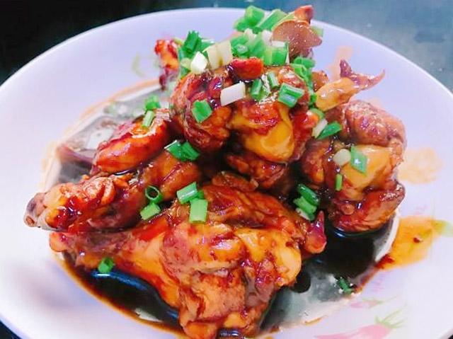 红烧鸡翅根香辣可口,入口酥烂,是小孩特别喜欢吃的一道家常菜