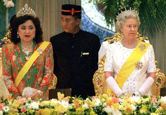 文莱王室实力炫富,王后会客钻石项链长度到肚子,连地毯都含金