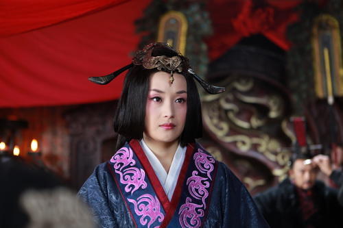 他们推出的继承人是庶长公子壮;二是以芈八子和魏冉为首的楚系集团(芈