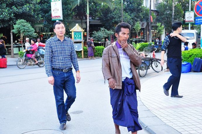 为什么缅甸的男人不喜欢穿裤子反而喜欢穿裙子原因很简单