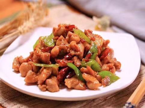 食材:鸡腿,青椒,鸡蛋,蒜,姜,干辣椒,淀粉,生抽,料酒,盐,糖1,将鸡腿