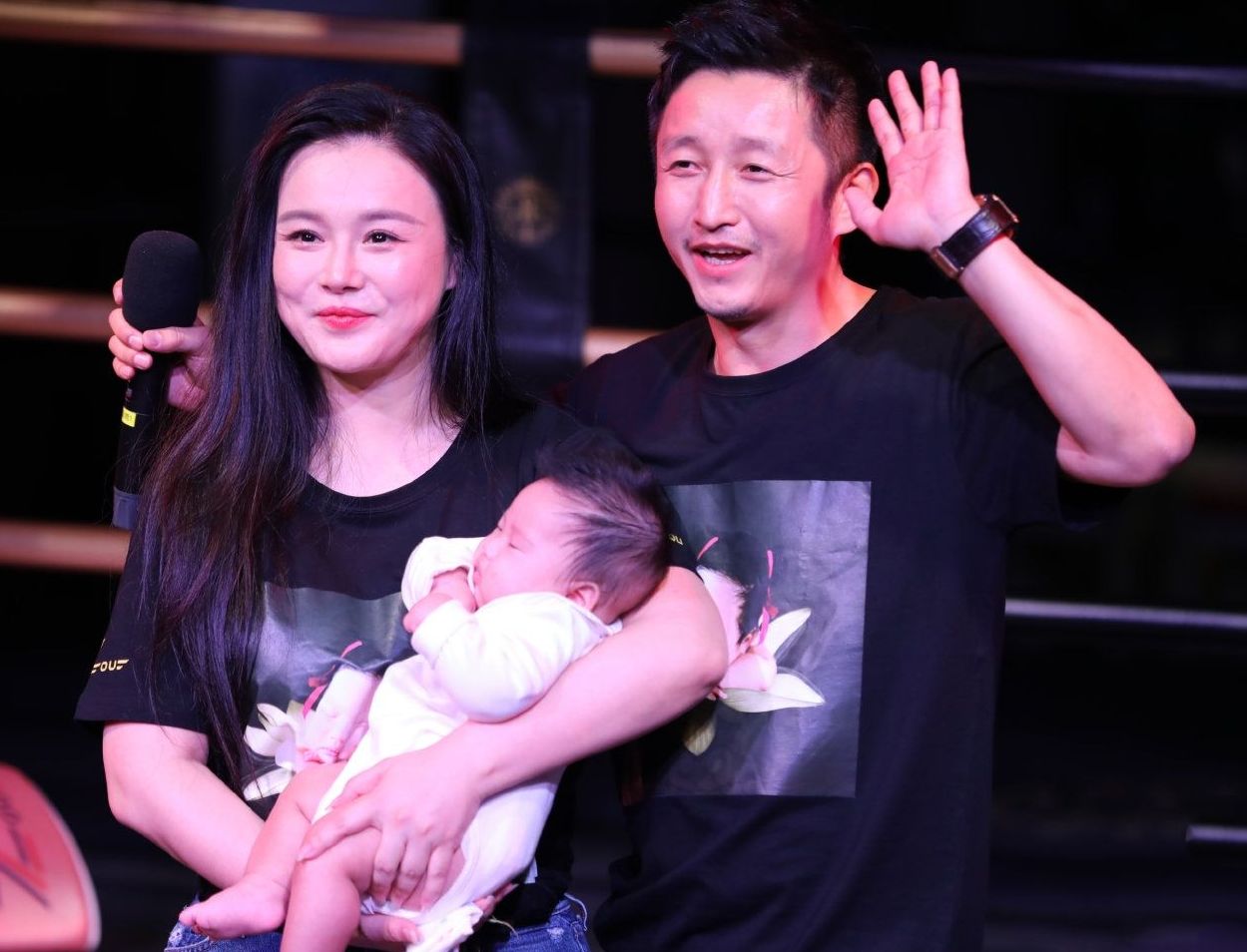 邹市明三胎儿子正面曝光,在百日宴上公布,名字就显露夫妻关系__财经