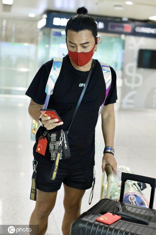 陈志朋扎道士头干净利落不辣眼戴红色口罩用国旗手机壳实力爱国