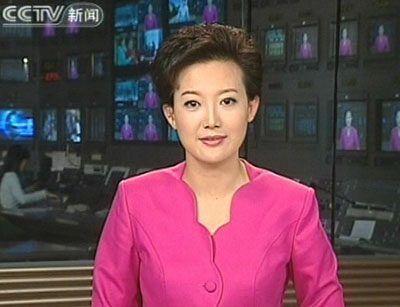 她叫梁艳,中央电视台的新闻中心播音员,播音指导,主持人.