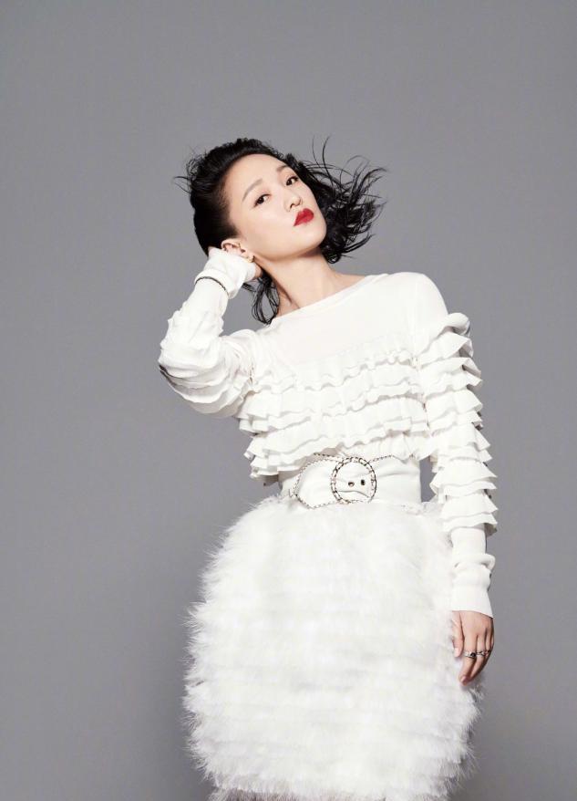 周迅出席活动如拍大片,晚装盘发搭配黑色长裙,尽显优雅复古风