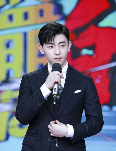 男星三七分发型谁最帅?肖战乖巧中透着叛逆