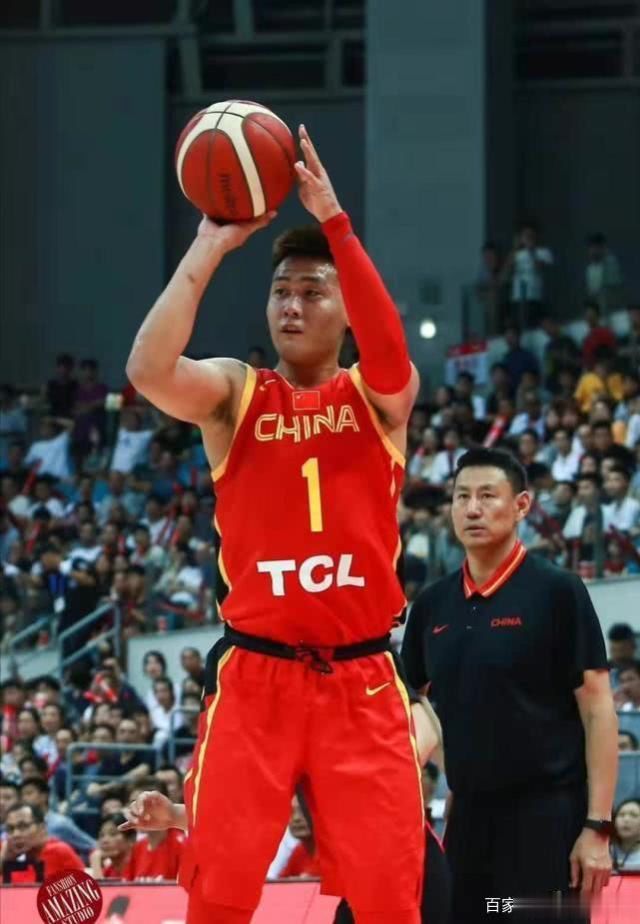 什么水平?赵睿坐在场边命中超远三分!进球后霸气庆祝动作引争议