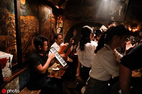 东京新宿区的日与夜:笑对拥挤也是一种生活方式