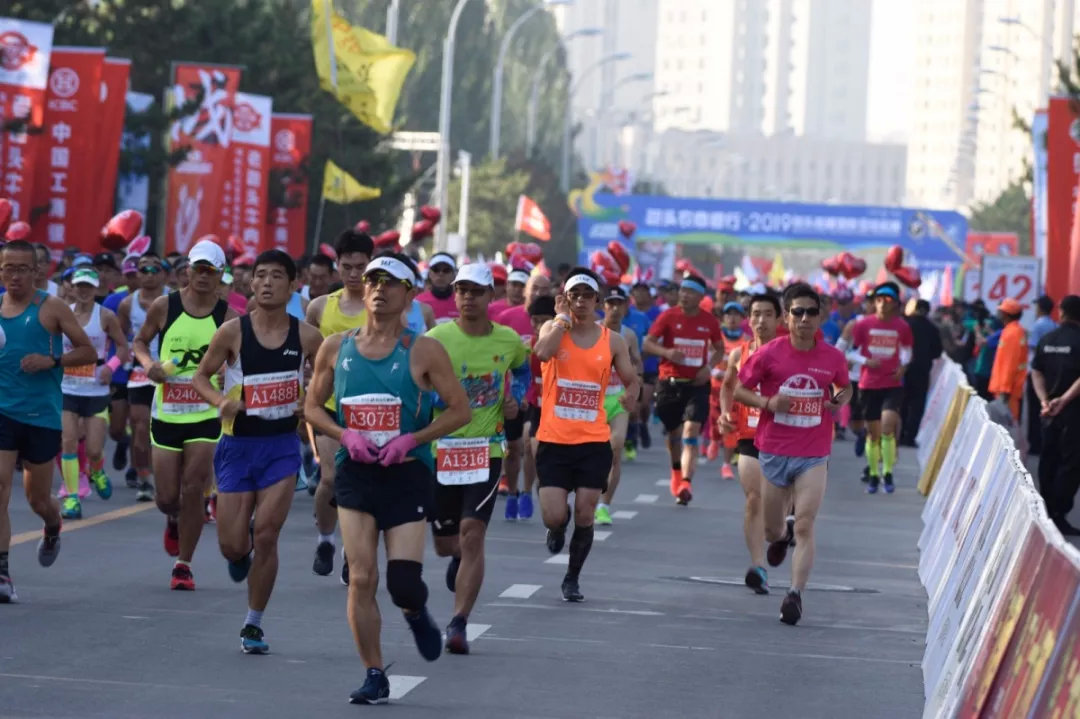 　2019包头首届国际马拉松共有1.5万人参加。