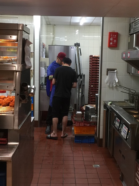 还有这种操作黑衣男子自由出入肯德基备餐区域还徒手接触餐食