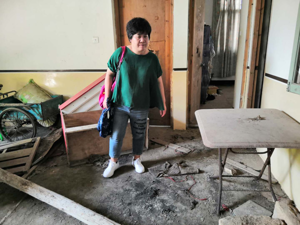 念斌无罪获释这五年:被“嫌疑人”身份笼罩的人生 念建兰指着地面说,他们的衣物和窗帘在这里被烧成灰烬。