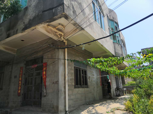 念斌无罪获释这五年:被“嫌疑人”身份笼罩的人生 平潭县澳前村念斌的老家。自事发后至今,已有13年没有人居住。