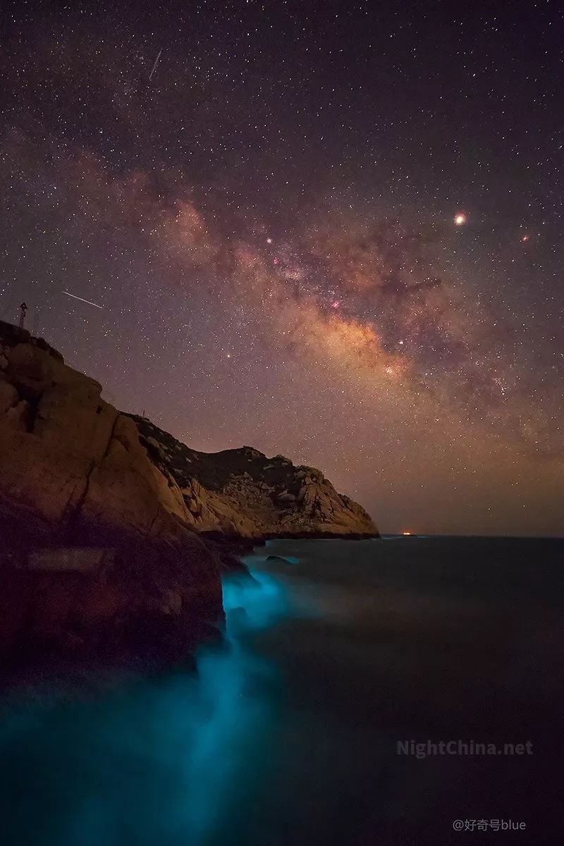 荧光海岸与浩瀚星空交相辉映夜空中国