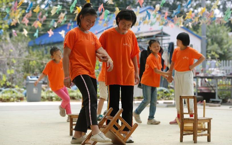 7月26日，孩子们在玩互助游戏。新京报记者 侯少卿 摄