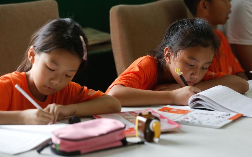  7月26日下午，孩子们在自习。新京报记者 侯少卿 摄