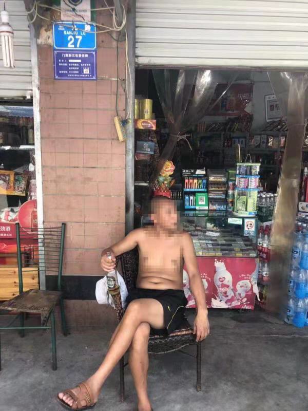 报警后江某在副食店门口喝酒等待民警处警。警方供图