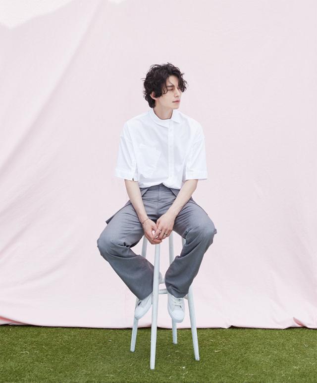 李栋旭穿无袖短袖短裤拍画报尽显好身材这就是行走的荷尔蒙