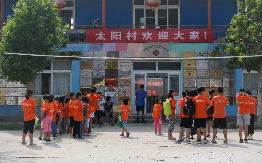  7月26日，午休后，太阳村的孩子集合准备上自习。新京报记者 侯少卿 摄