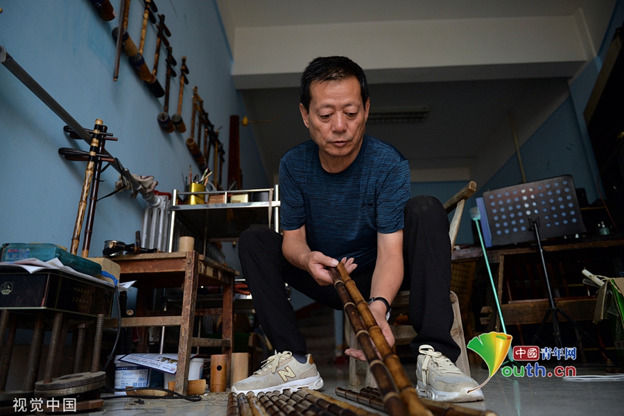 山东聊城:绵绵丝竹伴琴情 探访手工京胡制作艺人|视觉中国|京胡|琴师