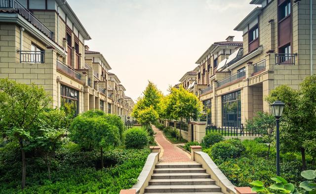 其实花园洋房通常就是6层以下的多层板式建筑,大多是4~5层,它的外观和