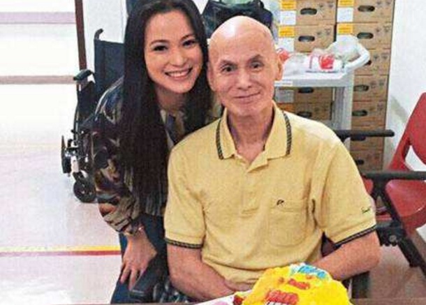 功夫巨星刘家辉过64岁生日，中风初愈，欧阳震华等老友一同庆祝