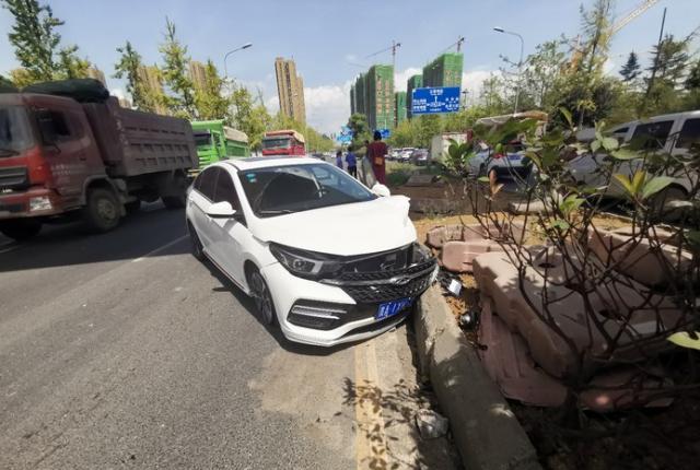艾瑞泽gx撞马路牙子上,车头已报废,车主:就是安全气囊没弹出