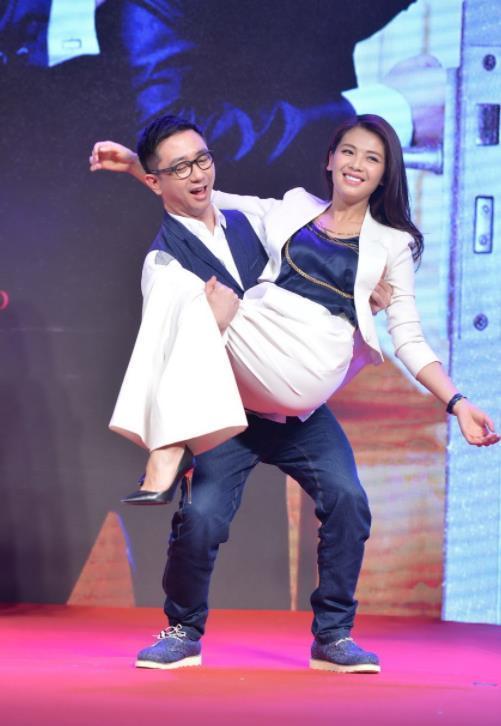 刘涛当众被公主抱谁注意到他手部的小动作细节见人品