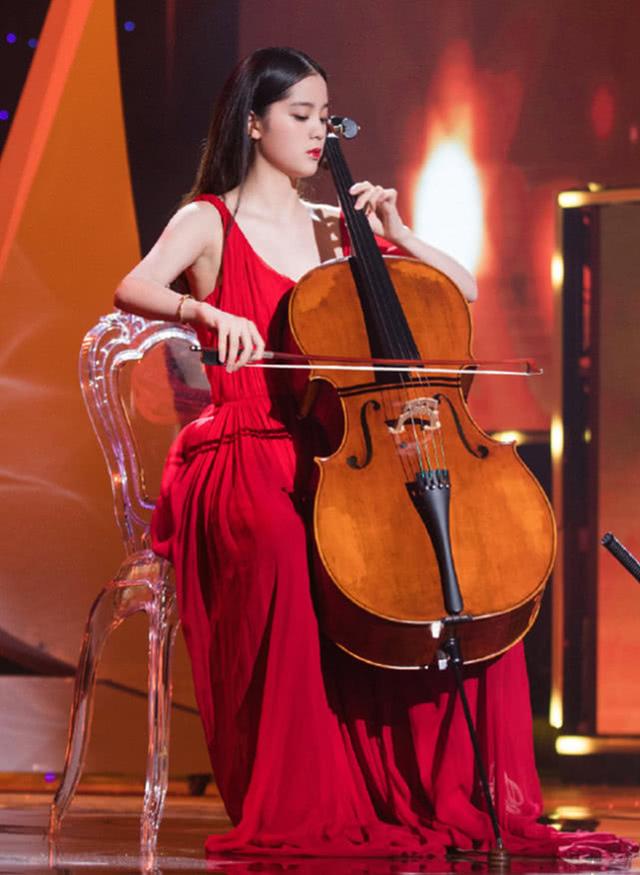 有种惊艳叫欧阳娜娜穿红裙拉大提琴坐姿能模仿气质却模仿不来