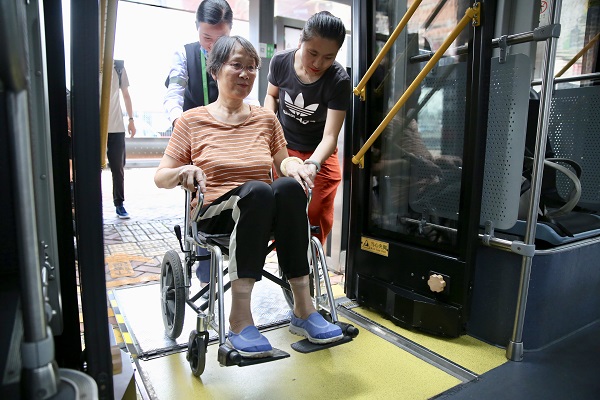坐轮椅上公交没人帮忙行吗暗访中运量71路