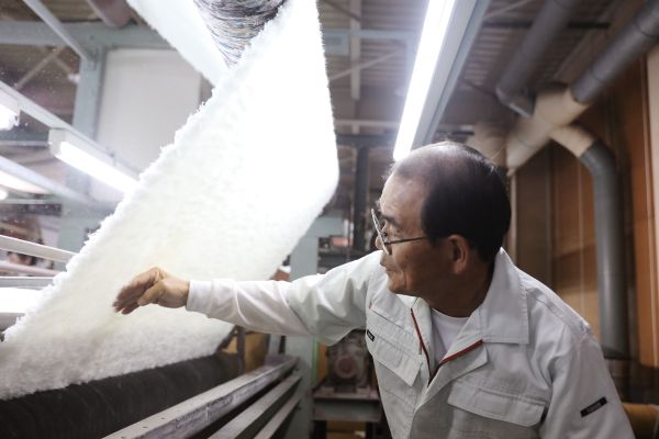 资料图片:日本和歌山县一间制作人造毛皮材料的小型工厂。(新华社)