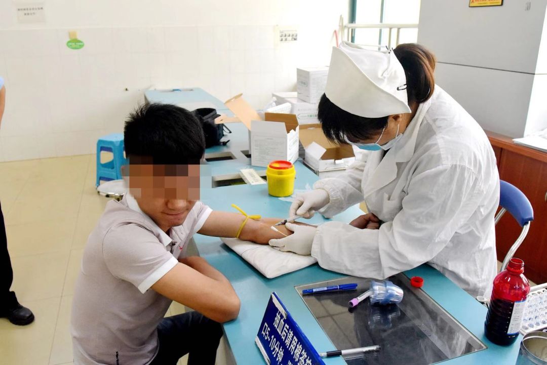 广西一男子酒后叫代驾回家,不料还是发生车祸.