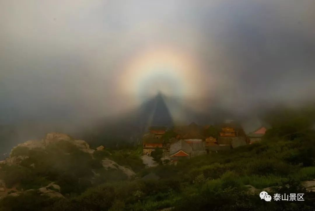台风过后,泰山极顶再现佛光.