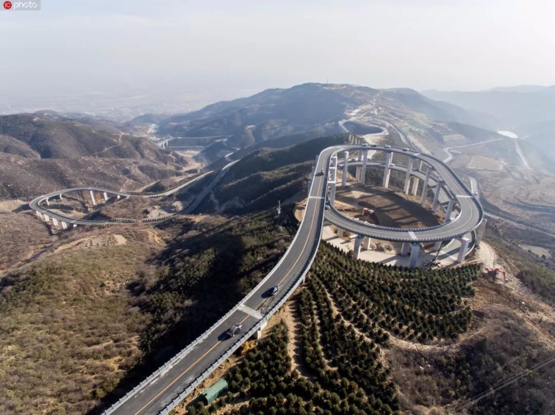 太原天龙山公路走红大山里架起3层回旋高架桥