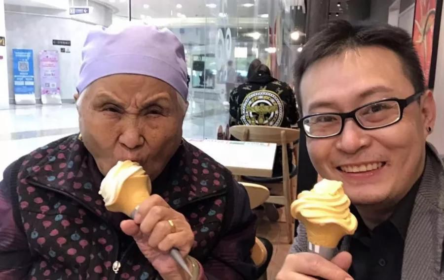 我去年罹患癌症,熬过了手术和化疗回到老家,带着81岁的姥姥在肯德基吃