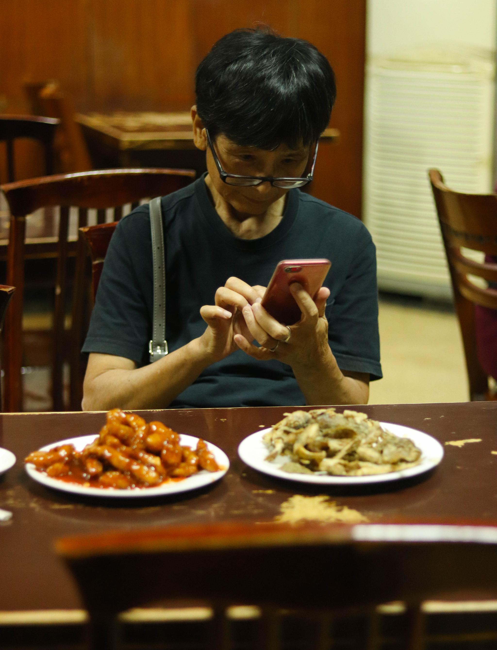 嘈杂的大堂里,面对面的两个人说话都要提高音量.