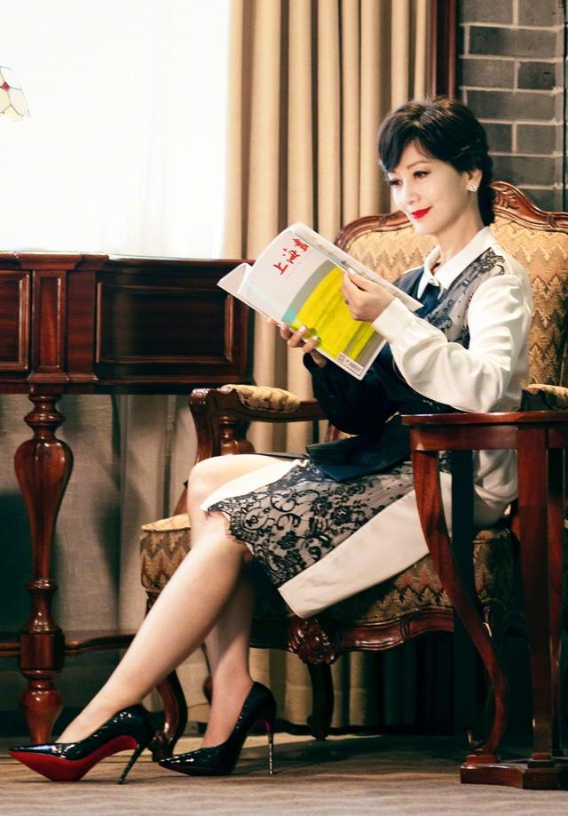 64岁赵雅芝真高调啊戴墨镜染红唇韵味十足穿衬衫裙气质很优雅