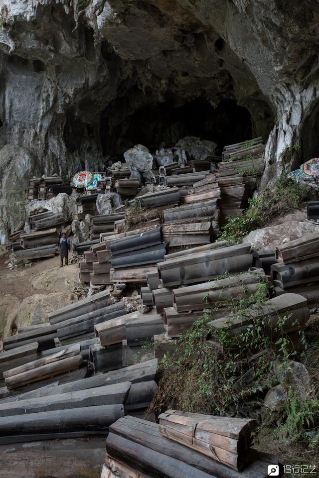 贵州守棺人白天工地搬砖晚上拿300月薪洞穴守护567具棺材
