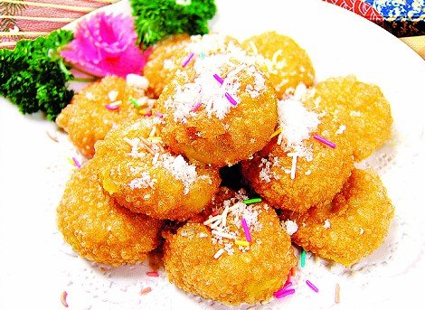 色泽乳白,表皮膨松,如轻纱蝉翼——泡泡油糕