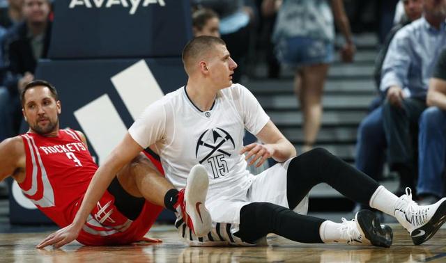 约基奇放任肚腩"生长",明显太胖了,真当自己下一个奥尼尔