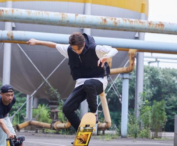 王一博晒滑板帅照,却被"堆堆裤"抢镜,网友:这是穿了条棉裤?