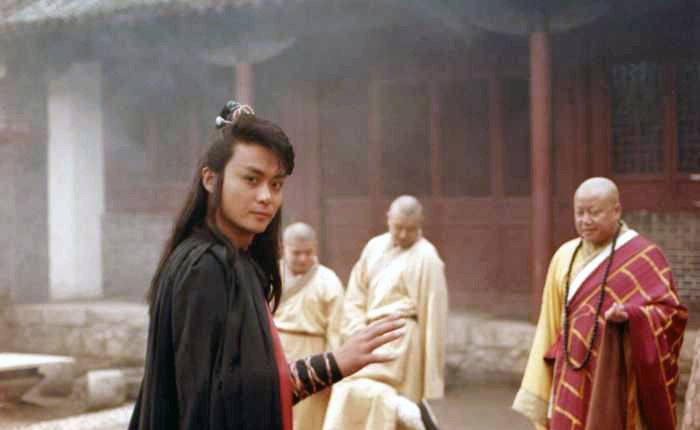 《白眉大侠》未曾公开的幕后剧照,演员们在等戏时都是席地而坐