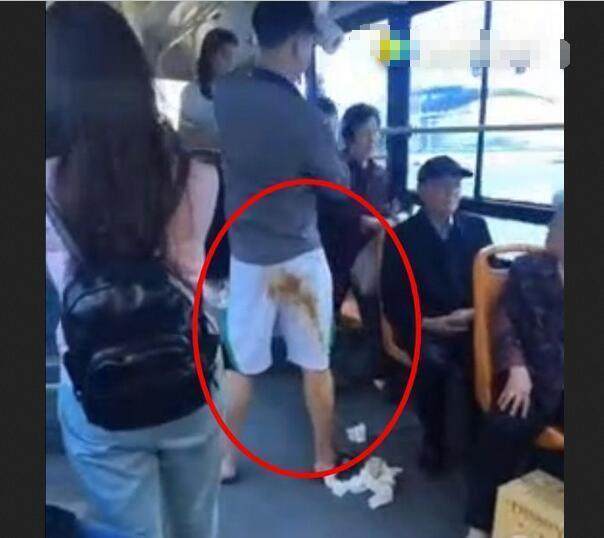 男子在公交车上闹肚子实在没能忍住,拼命的拿卫生纸擦裤子