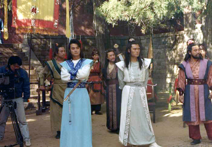 《白眉大侠》未曾公开的幕后剧照,演员们在等戏时都是席地而坐