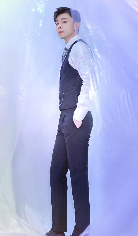 都说邓伦穿马甲不好看?当看到这全身照,网友:帅的一批