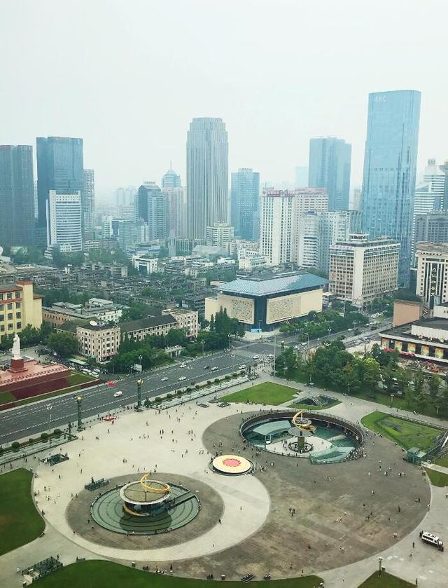 记者发现,从酒店房间窗户就可俯瞰天府广场硕大的太极图.